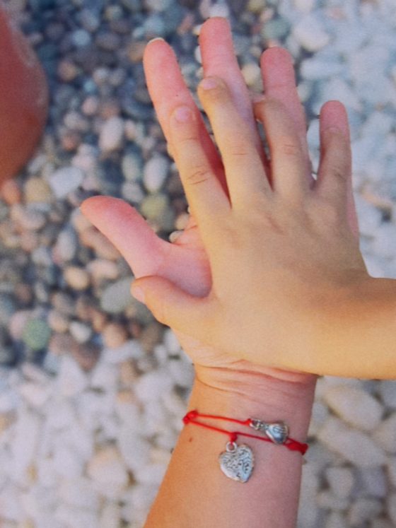 mano de madre e hijo se unen de frente