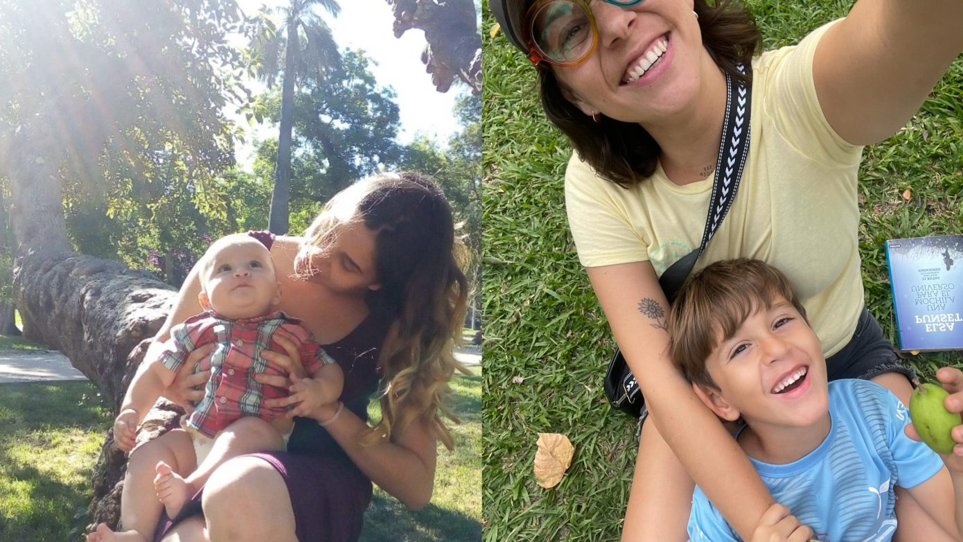 Madre e hijo abrazados bajo la luz del día en un parque